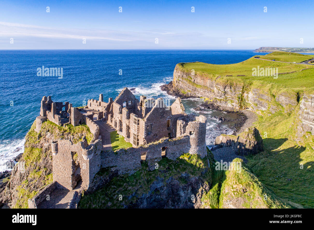 Die Ruinen der mittelalterlichen Dunluce Castle, Klippen, Buchten und Halbinseln. Nordküste von County Antrim, Nordirland, Vereinigtes Königreich.  Luftaufnahme. Stockfoto