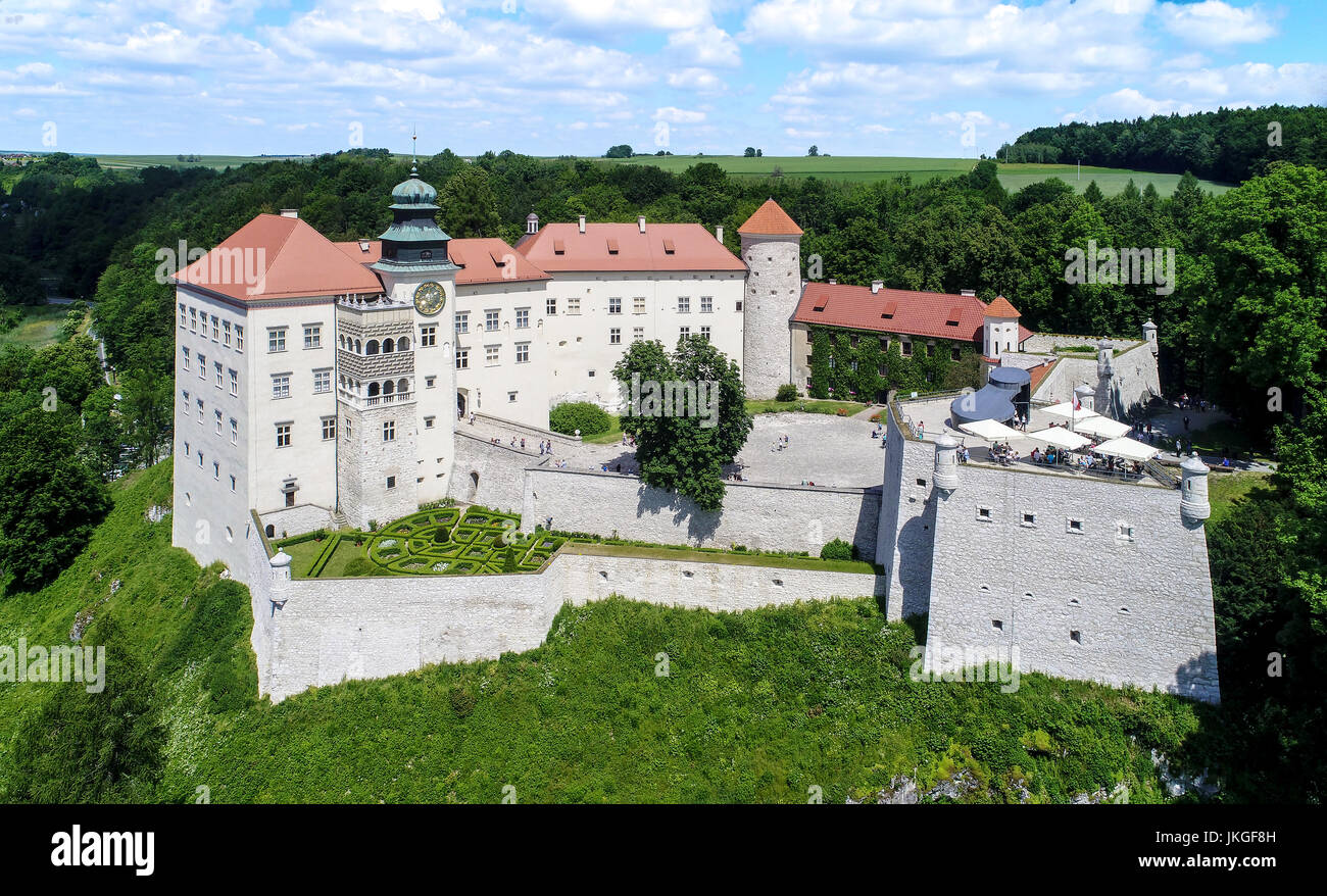 Historisches Schloss Pieskowa Skala in der Nähe von Krakau in Polen. Luftaufnahme. Stockfoto
