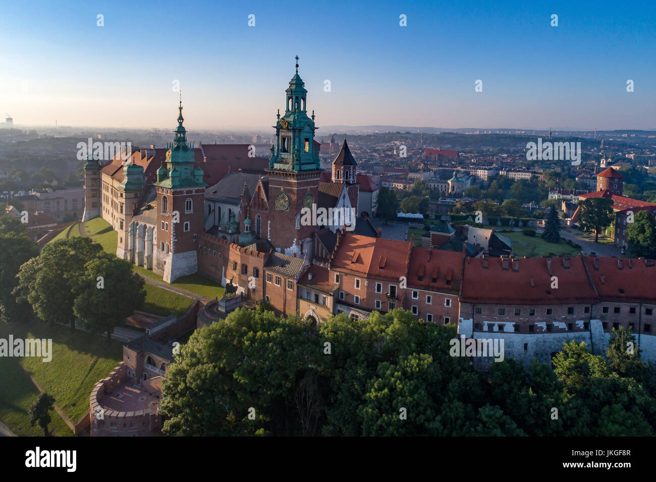 Historischen Wawel Königsschloss und die Kathedrale in Krakau, Polen-Luftbild bei Sonnenaufgang Licht Stockfoto