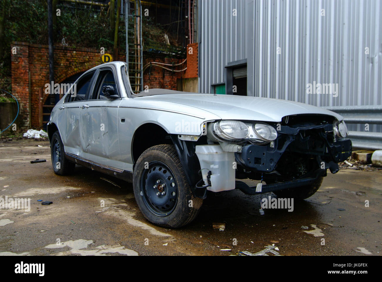 Eine alte Rover 75, die Hälfte, damit Sie leicht für die Bilder, die in Prospekten und Werbung verwendet fotografiert werden kann geschnitten worden ist. Das Fahrzeug blieb auf verlassene Einöde in der alten MG-Rover-Fahrzeug-Fabrik in Longbridge, Birmingham, UK im Jahr 2007. Stockfoto