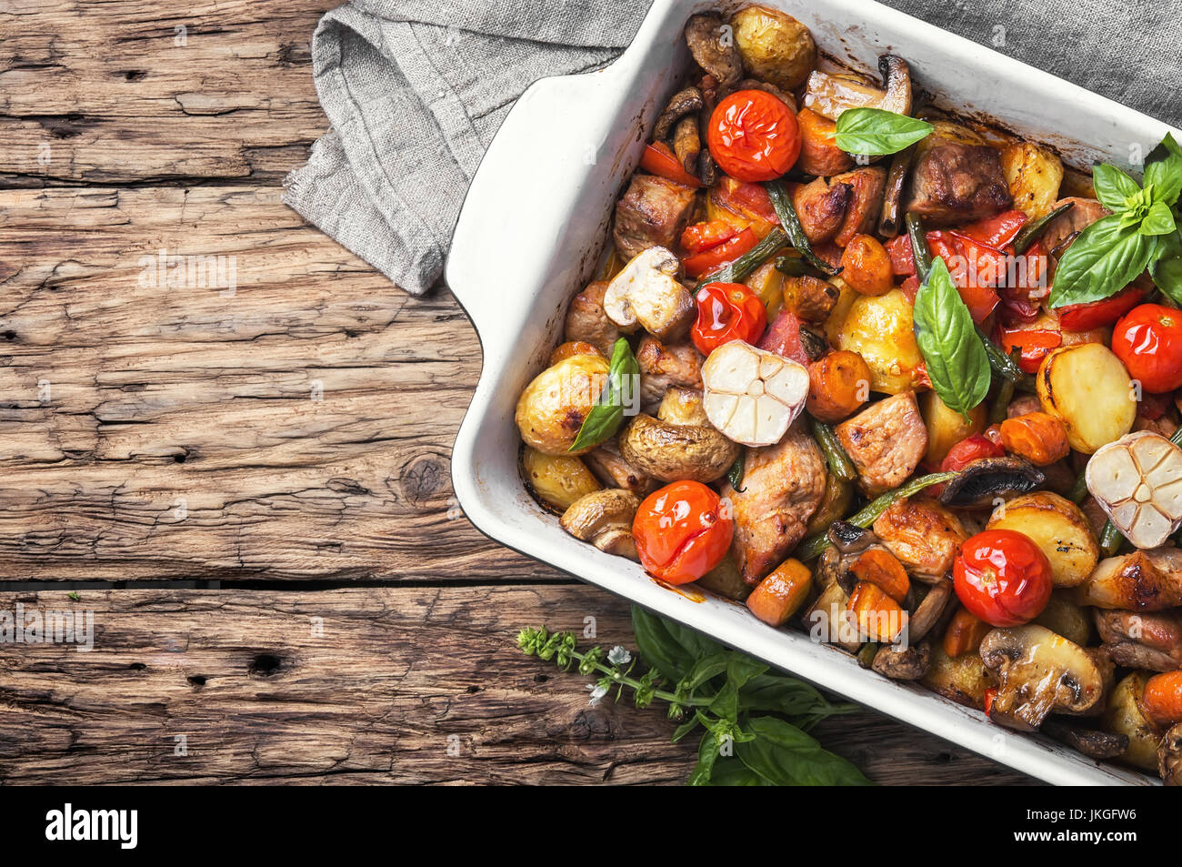 Fleisch mit Kartoffeln und Champignons in rustikalen Rezept gebacken ...
