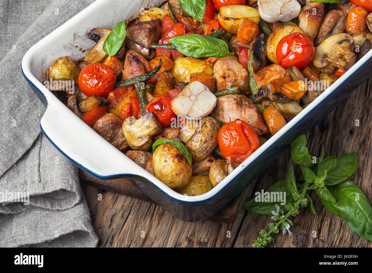 Fleisch mit Kartoffeln und Champignons in einer rustikalen Rezept ...