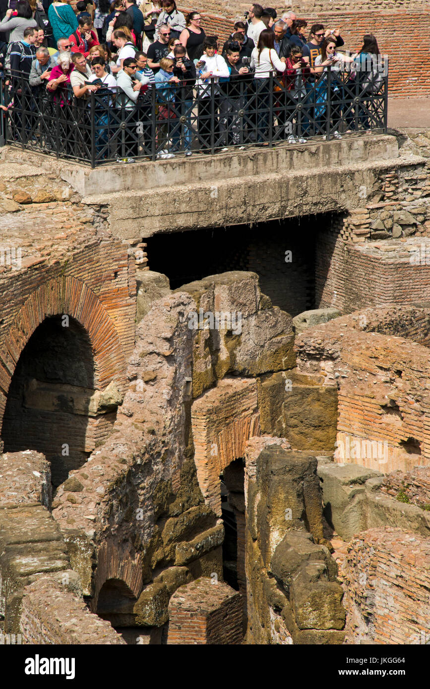 Vertikale Ansicht von Touristen im Inneren des Kolosseums in Rom. Stockfoto