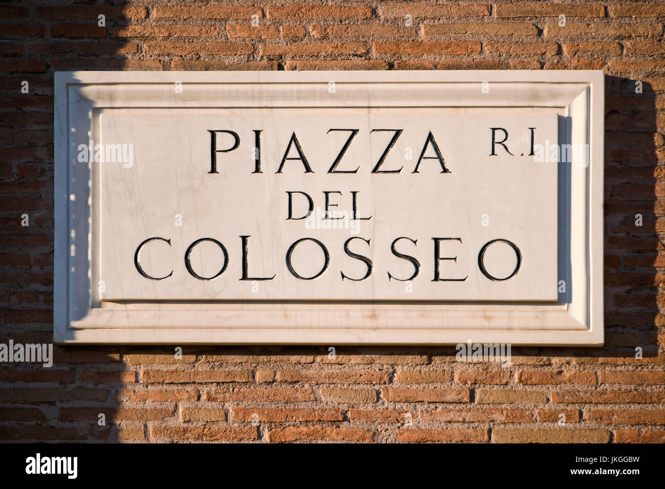Horizontal in der Nähe der Piazza del Colosseo anmelden an einer Wand in Rom. Stockfoto