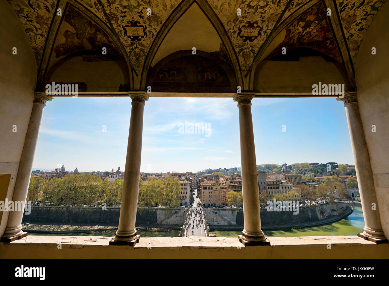 Horizontale Ansicht durch eine bemalte Stein Fenster auf Castel Sant'Angelo in Rom. Stockfoto