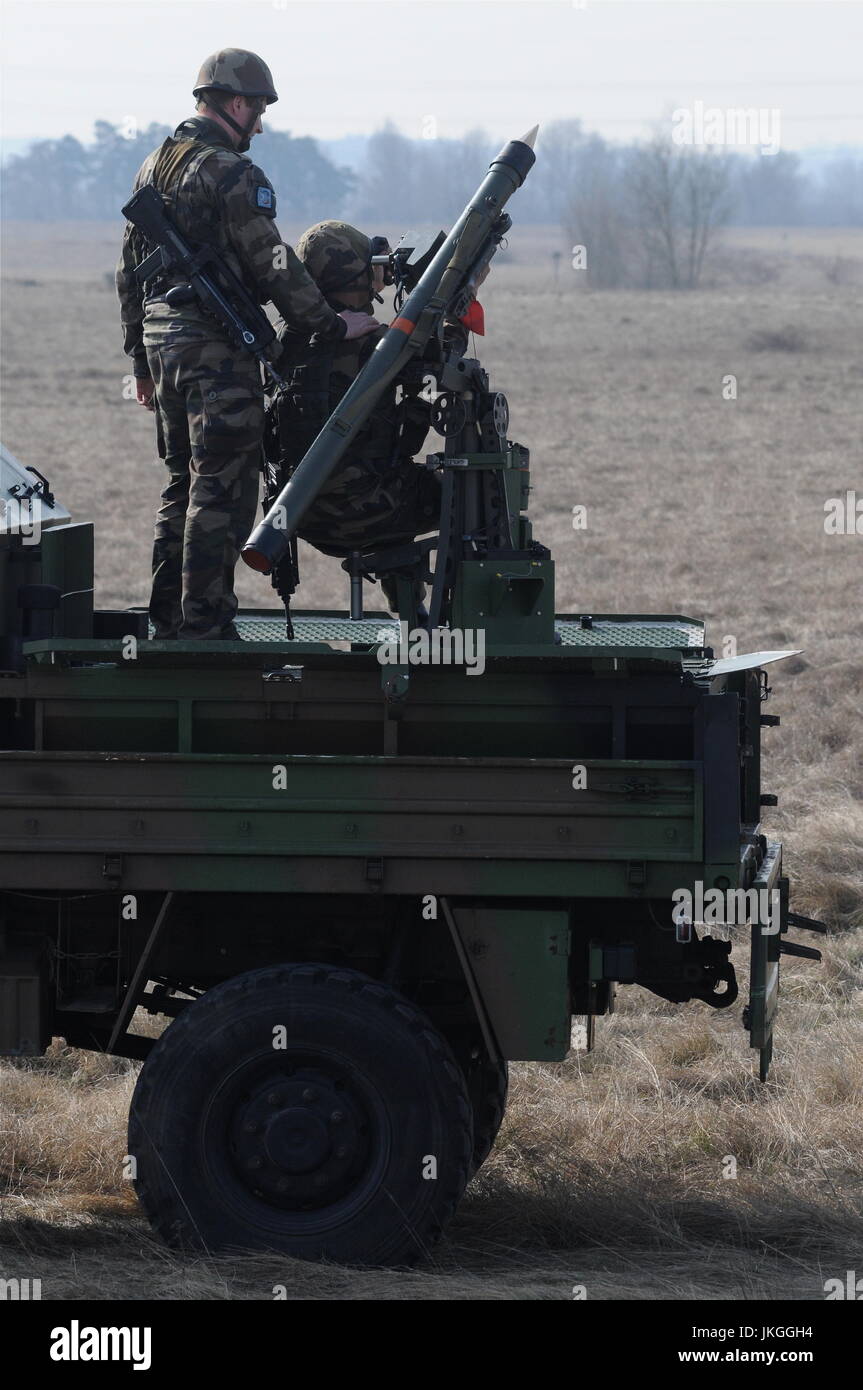 Eine Batterie von Caesar Waffen beteiligt sich dem Bohrer im Camp La Valbonne, Frankreich Stockfoto