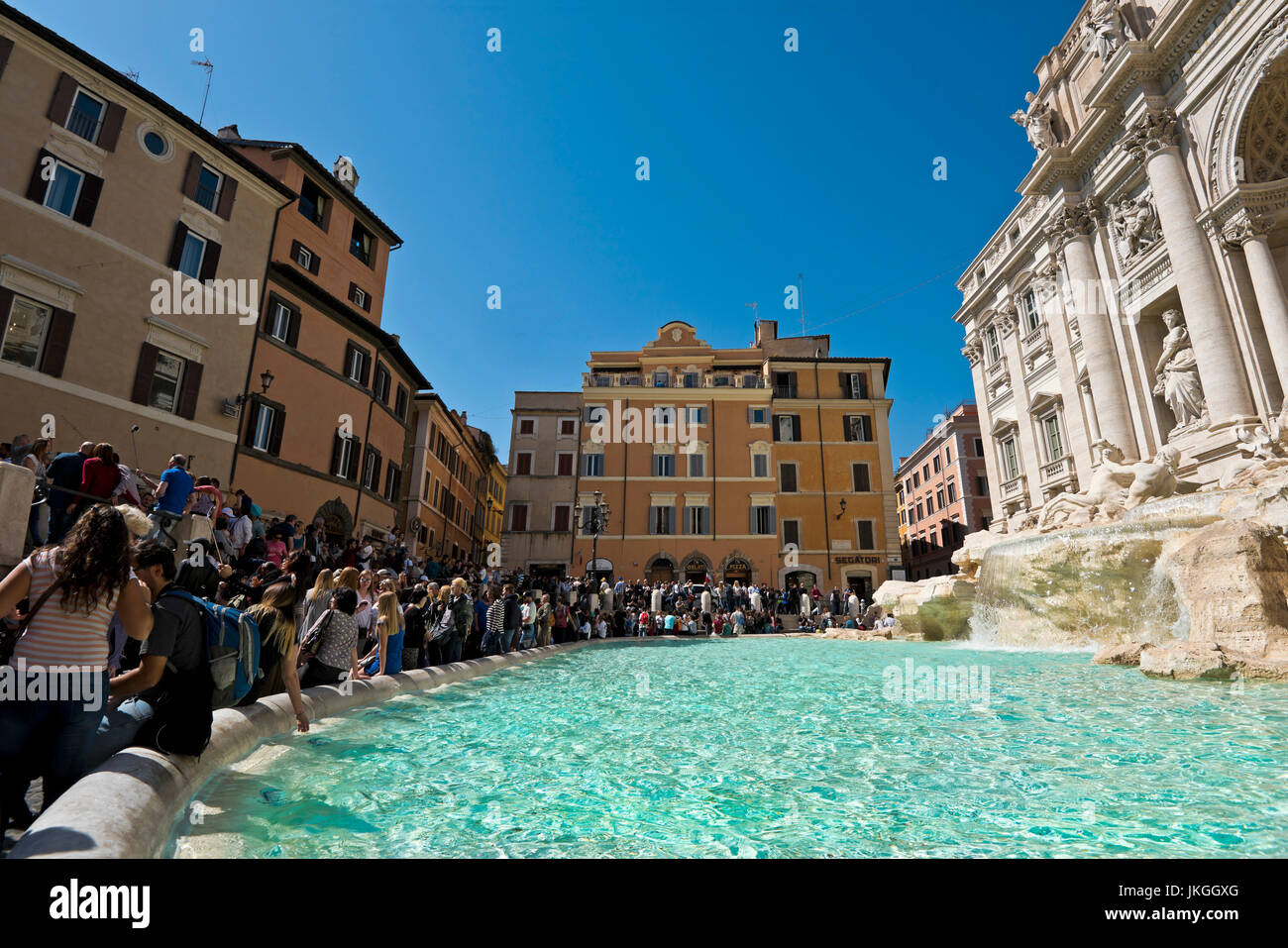 Horizontale Ansicht von Touristen um den Trevi-Brunnen in Rom versammelt. Stockfoto