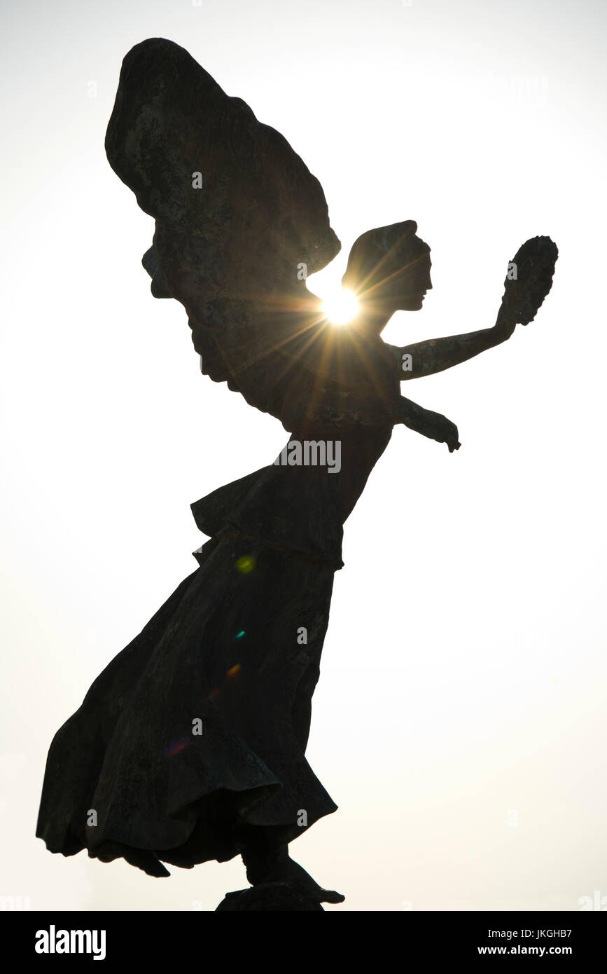 Vertikale Nahaufnahme von einer Engelsstatue Silhouette durch die Sonne. Stockfoto