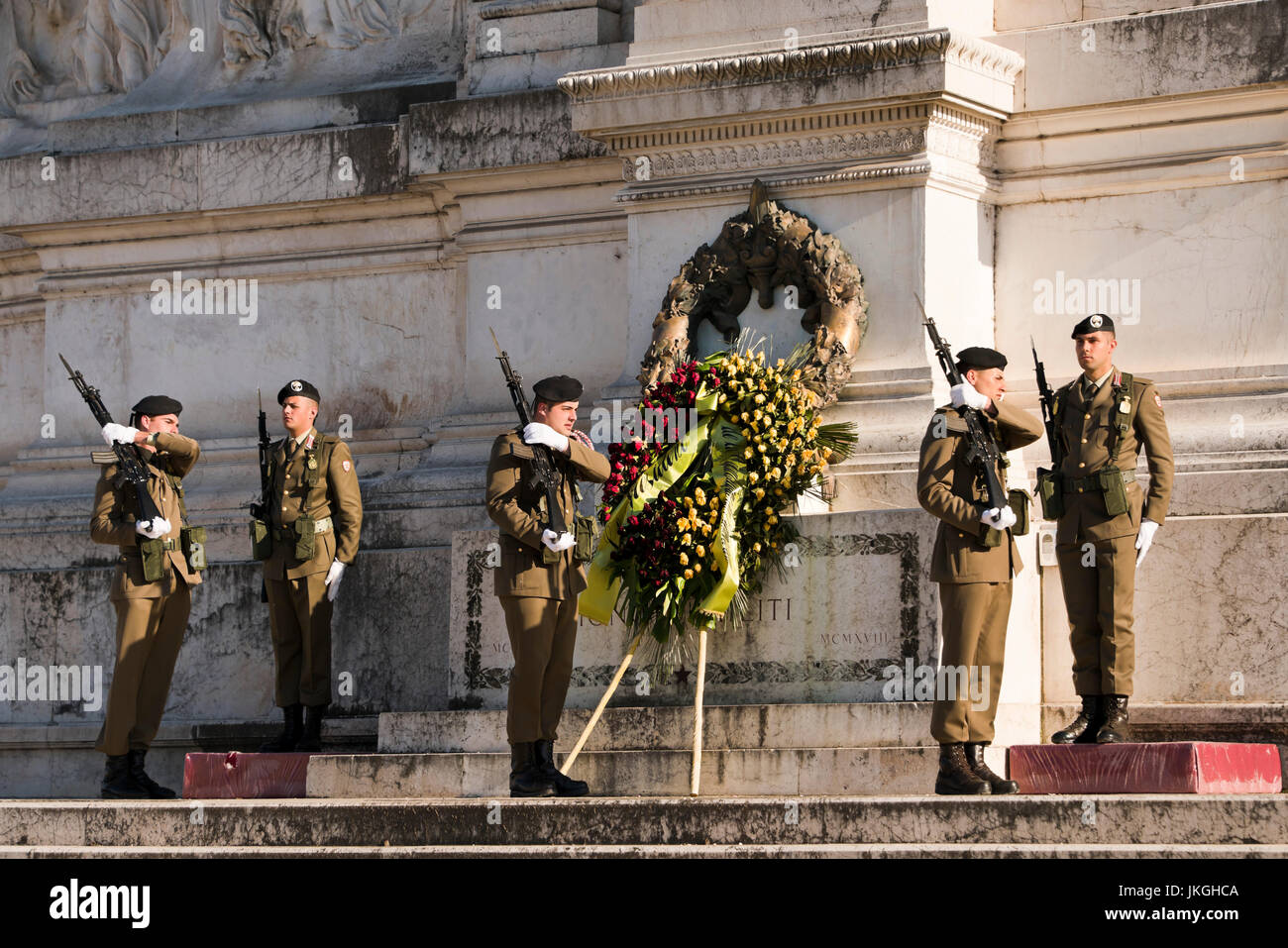Horizontale Sicht auf die Wachablösung am Grab des unbekannten Soldaten auf dem Vittoriano oder Victor Emanuele II Denkmal in Rom. Stockfoto