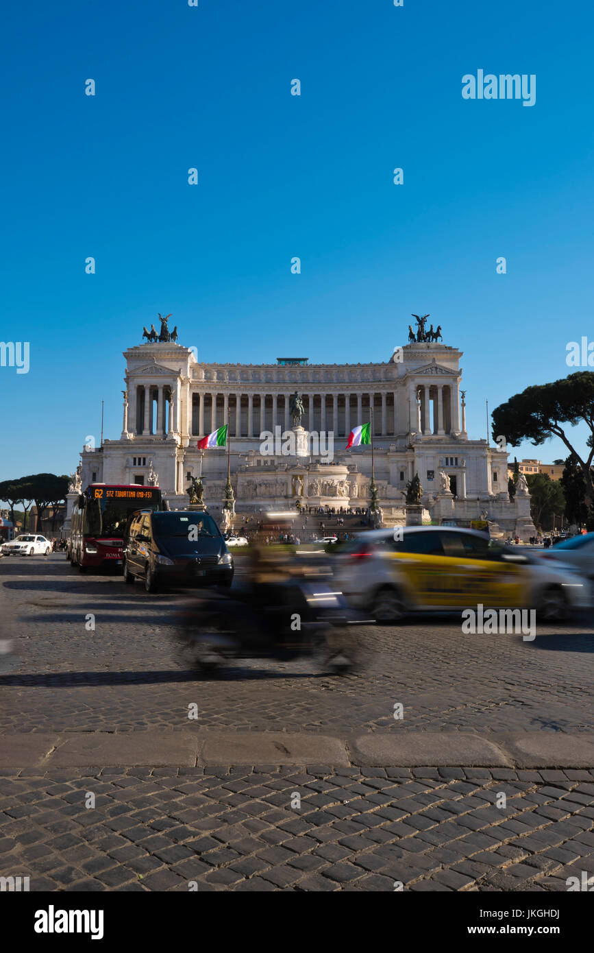 Vertikale Streetview des Vittoriano oder Victor Emanuele II Monument in Rom. Stockfoto