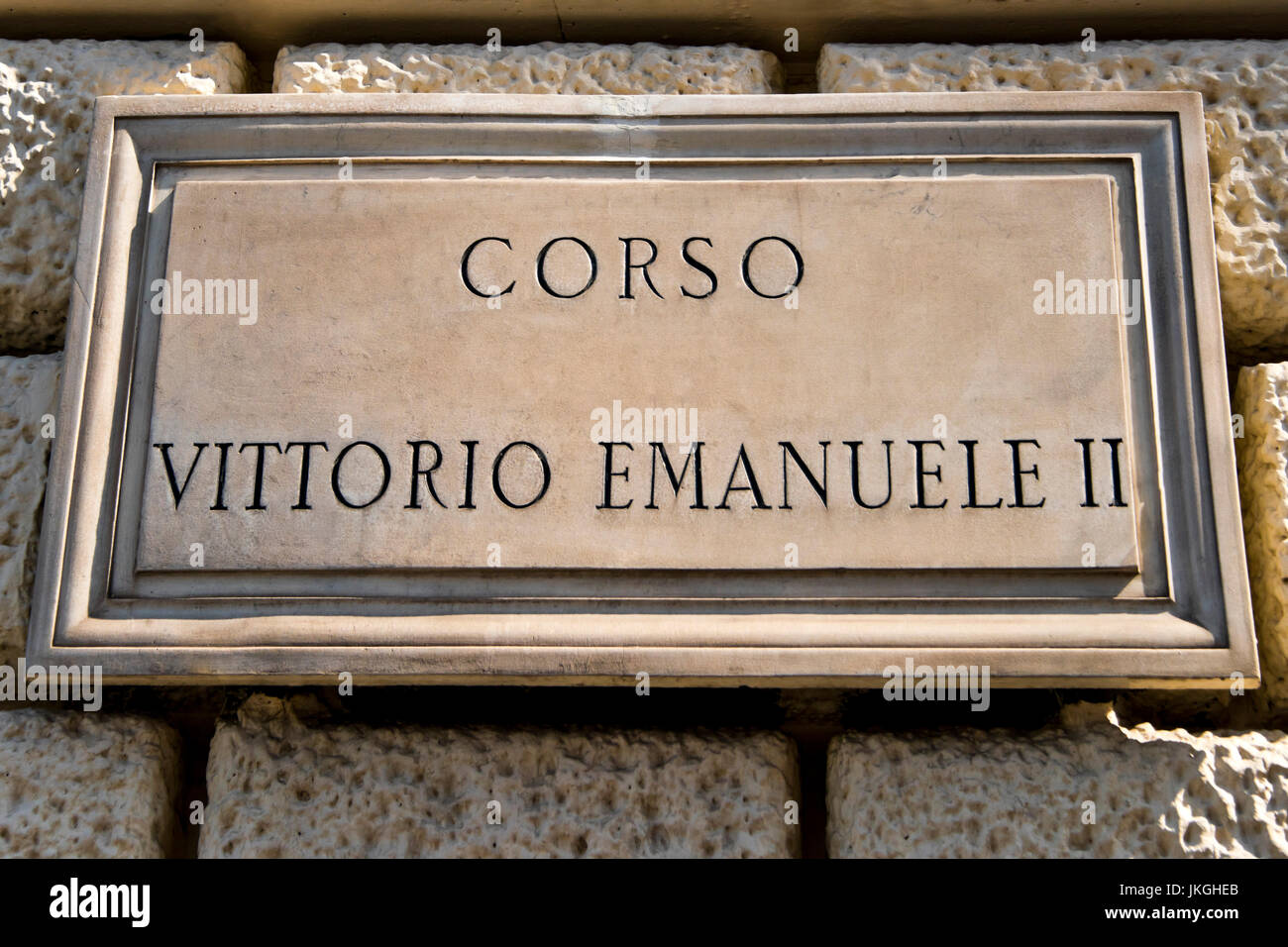 Horizontale Nahaufnahme des die Roadsign am Corso Vittorio Emanuele II in Rom. Stockfoto