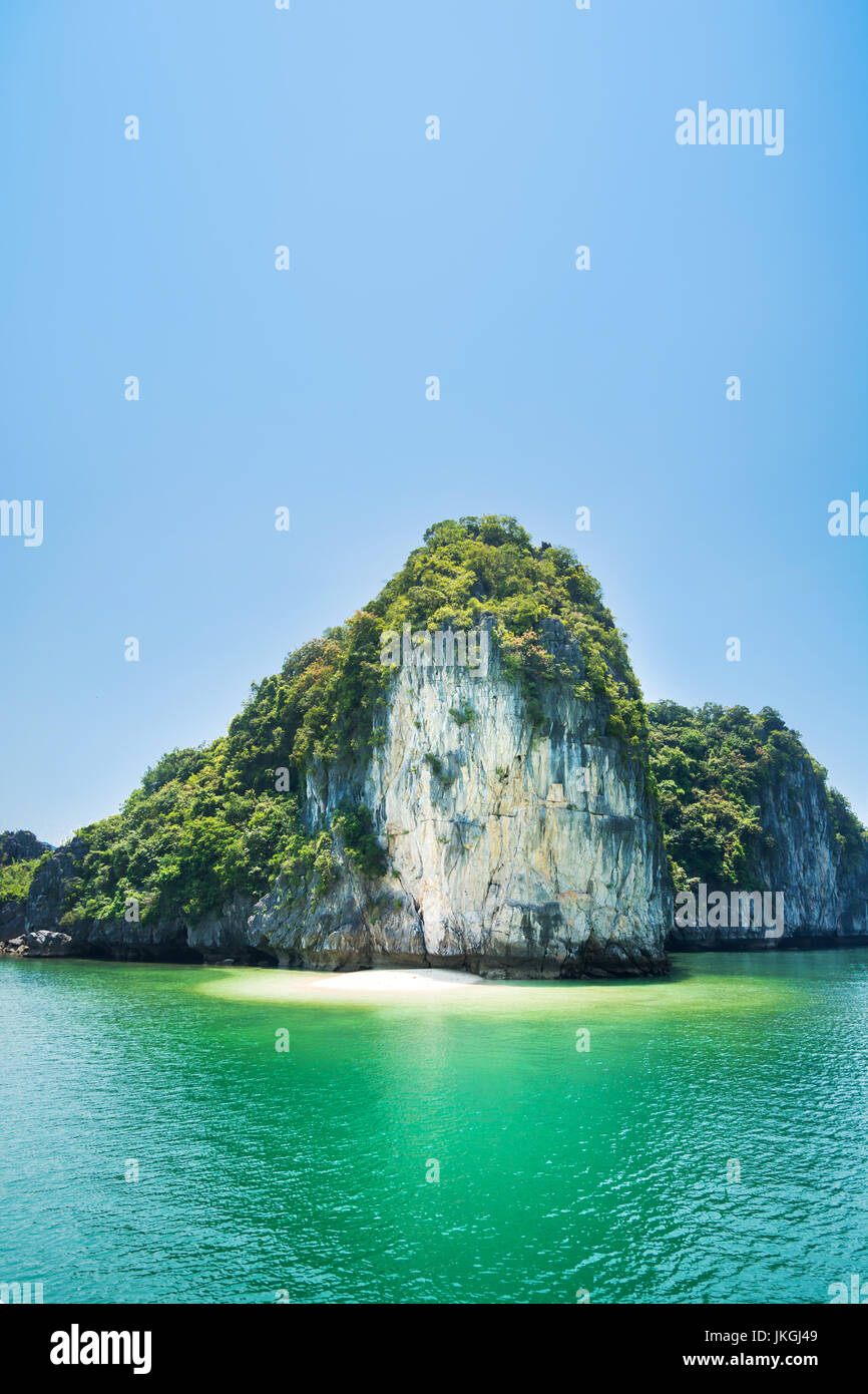 Versteckte tropisches Paradiesstrand in der Halong Bucht, Vietnam Stockfoto