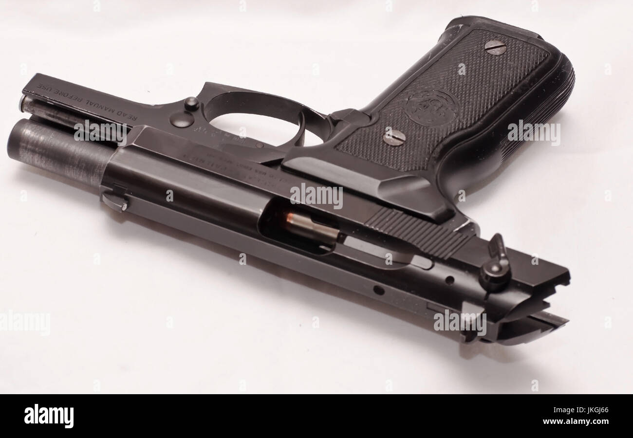 Eine schwarz Semi automatische Pistole mit einer geöffneten Folie Stockfoto