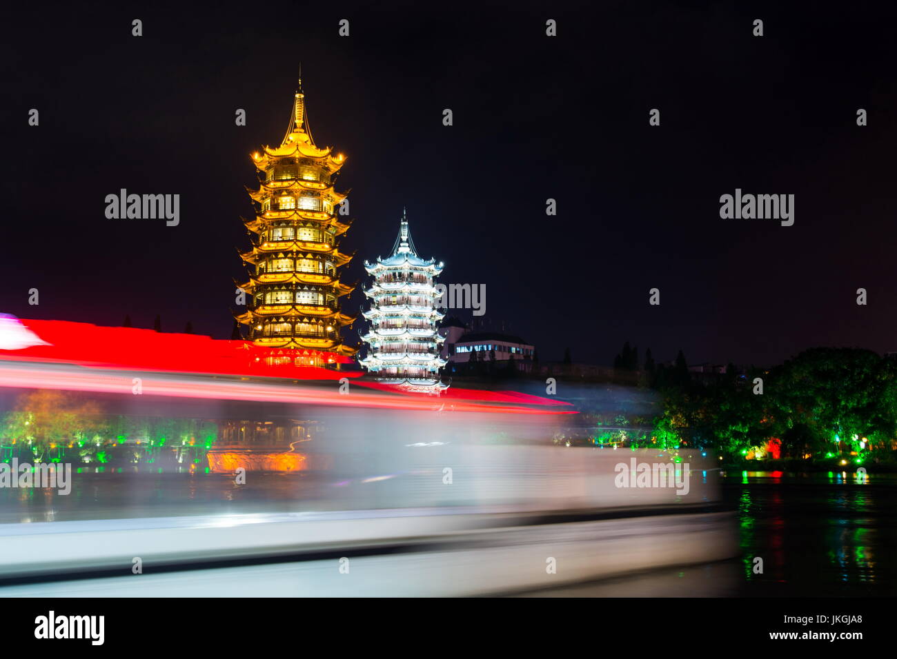 Boot vorbei kaufen Guilin Zwillingstürme in Guangxi, China. Langzeitbelichtung Stockfoto