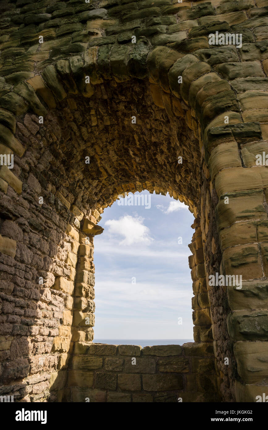 Dicke Steinmauern in Scarborough Castle keep, North Yorkshire, England. Stockfoto