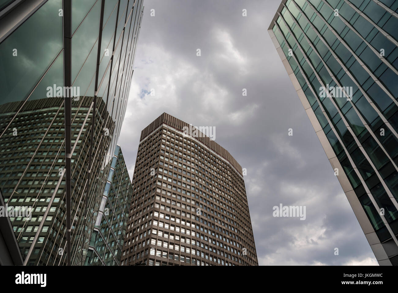 Brutalist Gebäude umgeben von neuen Stahl-Glaskonstruktionen im Zentrum von London Stockfoto