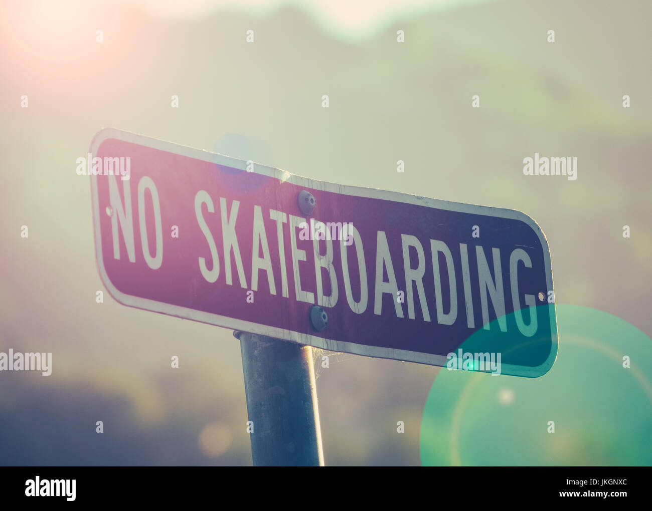 Retro-Stil Foto Nr. Skateboarding Zeichen bei Sonnenuntergang mit Lens Flare Stockfoto