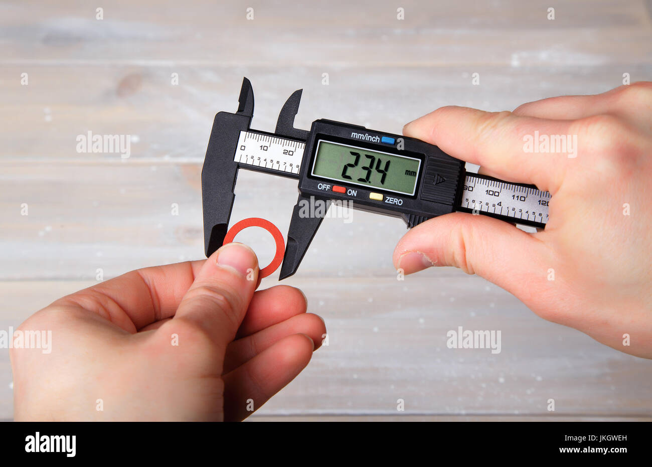 Messung des Durchmessers der Dichtung mit einem digitalen Bremssattel Stockfoto