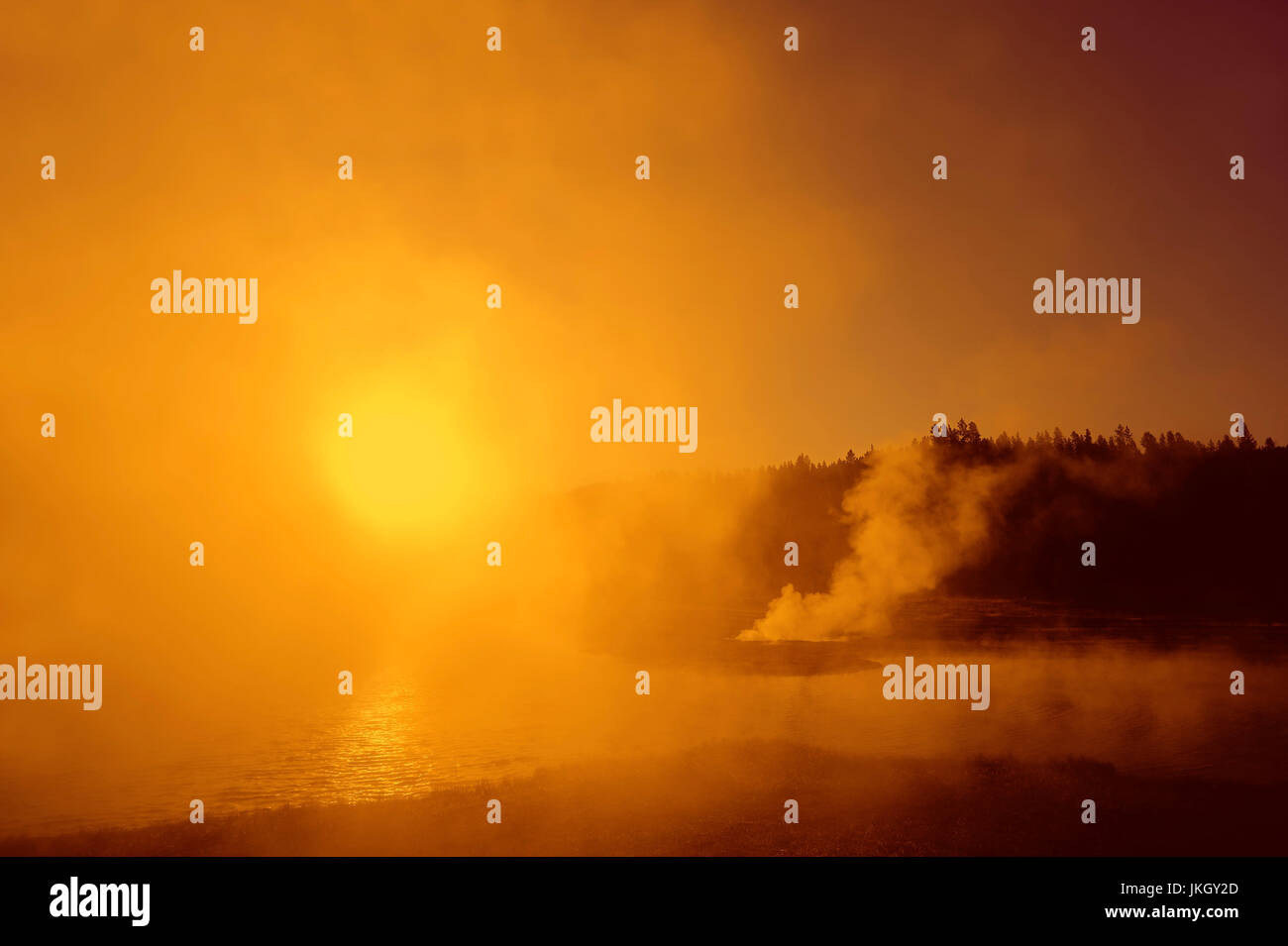 Hot Spring bei Sonnenuntergang, niedrigere Geyser Basin, Yellowstone-Nationalpark, Wyoming, USA Stockfoto