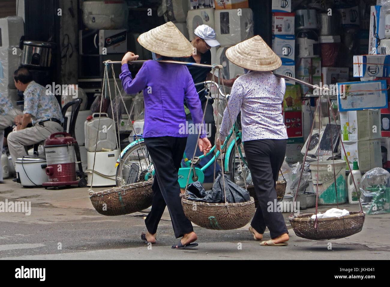 Straßenszene Menschen mit Gütern Hanoi Vietnam. Stockfoto
