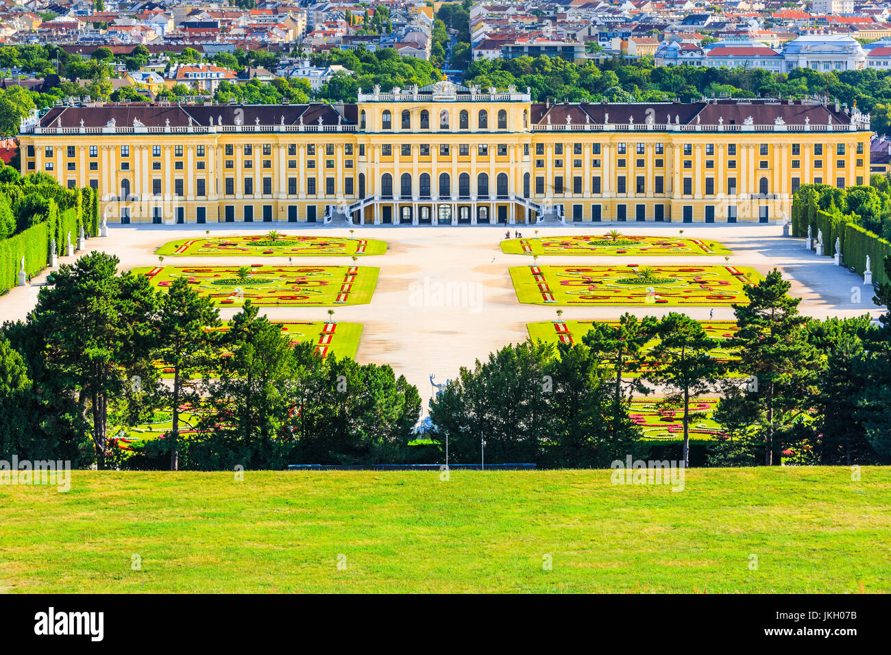 Wien, Österreich - 28. Juni 2017: Schloss Schönbrunn mit Gärten. Die ehemalige kaiserliche Sommerresidenz ist ein UNESCO-Weltkulturerbe. Stockfoto