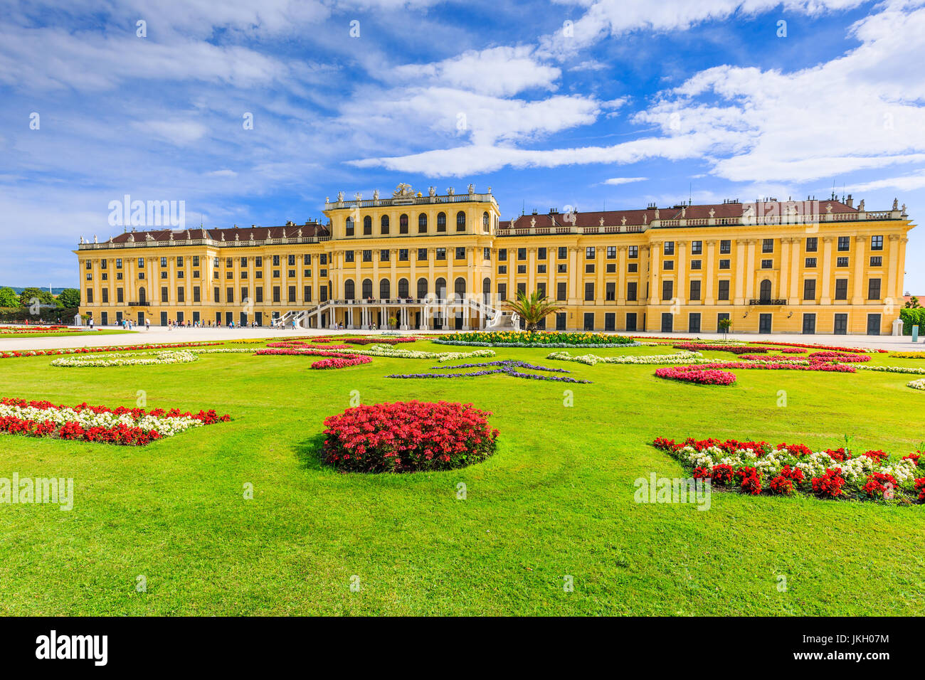 Wien, Österreich - 28. Juni 2017: Schloss Schönbrunn mit Gärten. Die ehemalige kaiserliche Sommerresidenz ist ein UNESCO-Weltkulturerbe. Stockfoto