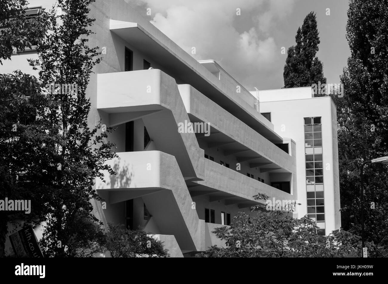 Die Bauhaus beeinflusst 1930s modernistischen Isokon Apartment Gebäude, entworfen von Wells Coates, in Hampstead, London. Schwarz und Weiß. Stockfoto