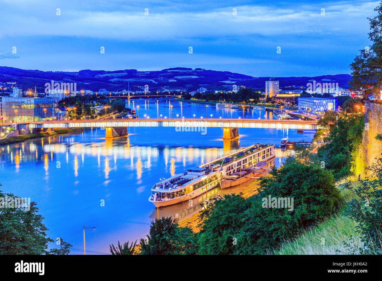 Linz, Österreich. Nibelungenbrücke über die Donau. Stockfoto