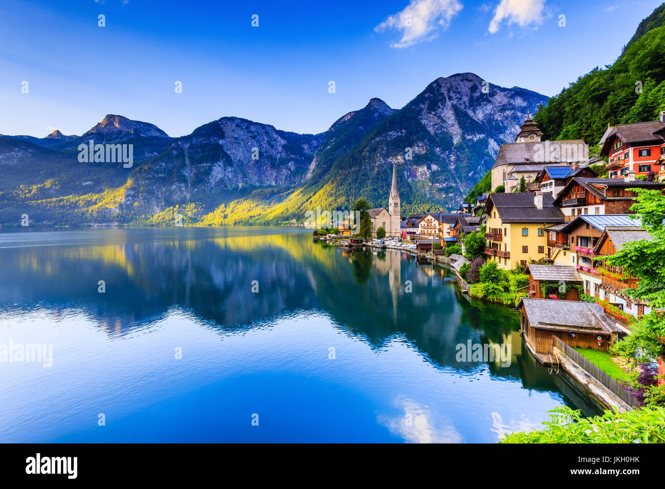 Hallstatt, Österreich. Bergdorf in den österreichischen Alpen bei Sonnenaufgang. Stockfoto