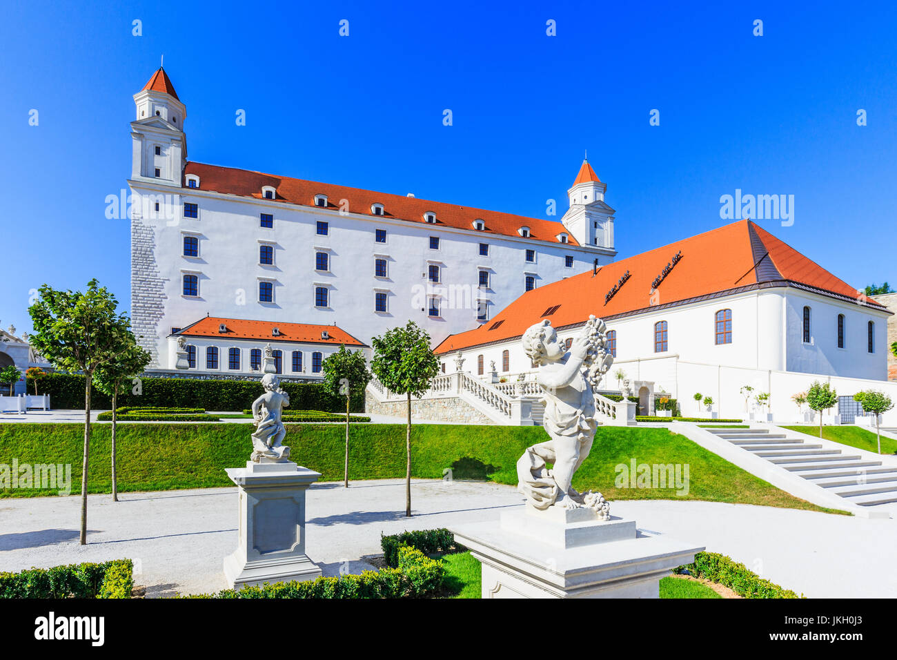 Bratislava, Slowakei. Blick auf die Burg von Bratislava und seine Gärten. Stockfoto
