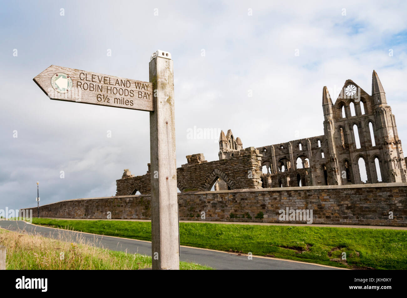 Wegweiser für den Cleveland Way Langstrecken Fußweg wie es vergeht Whitby Abbey. Stockfoto