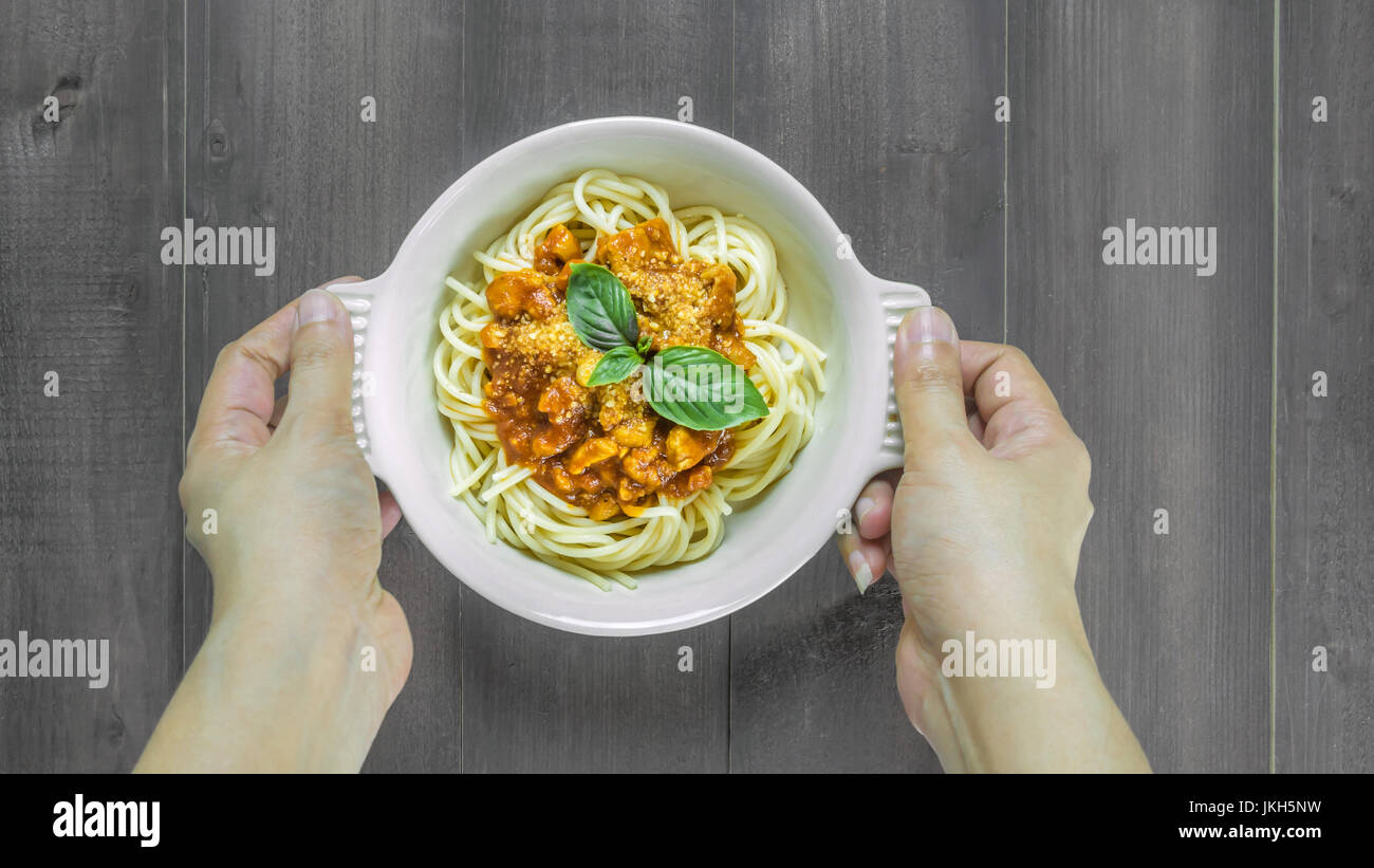 Teller mit leckeren Spaghetti Bolognese mit Bohnenkraut Hackfleisch und Tomatensauce, garniert mit Basilikum, Draufsicht Stockfoto