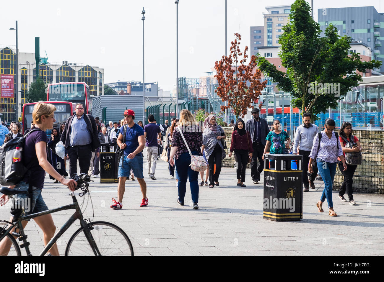 Morgen Pendler außerhalb Stratford Railway Station, Borough of Newham, London, England, Vereinigtes Königreich Stockfoto