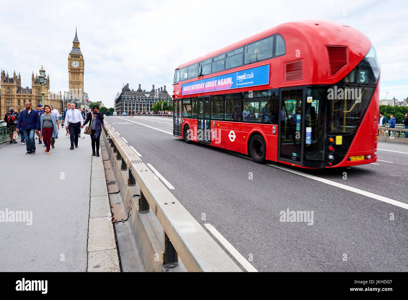 Anti-Terror-Barrieren installiert auf Westminster Bridge zu stoppen Fahrzeuge fahren auf der Fahrbahn, Westminster, London, UK Stockfoto