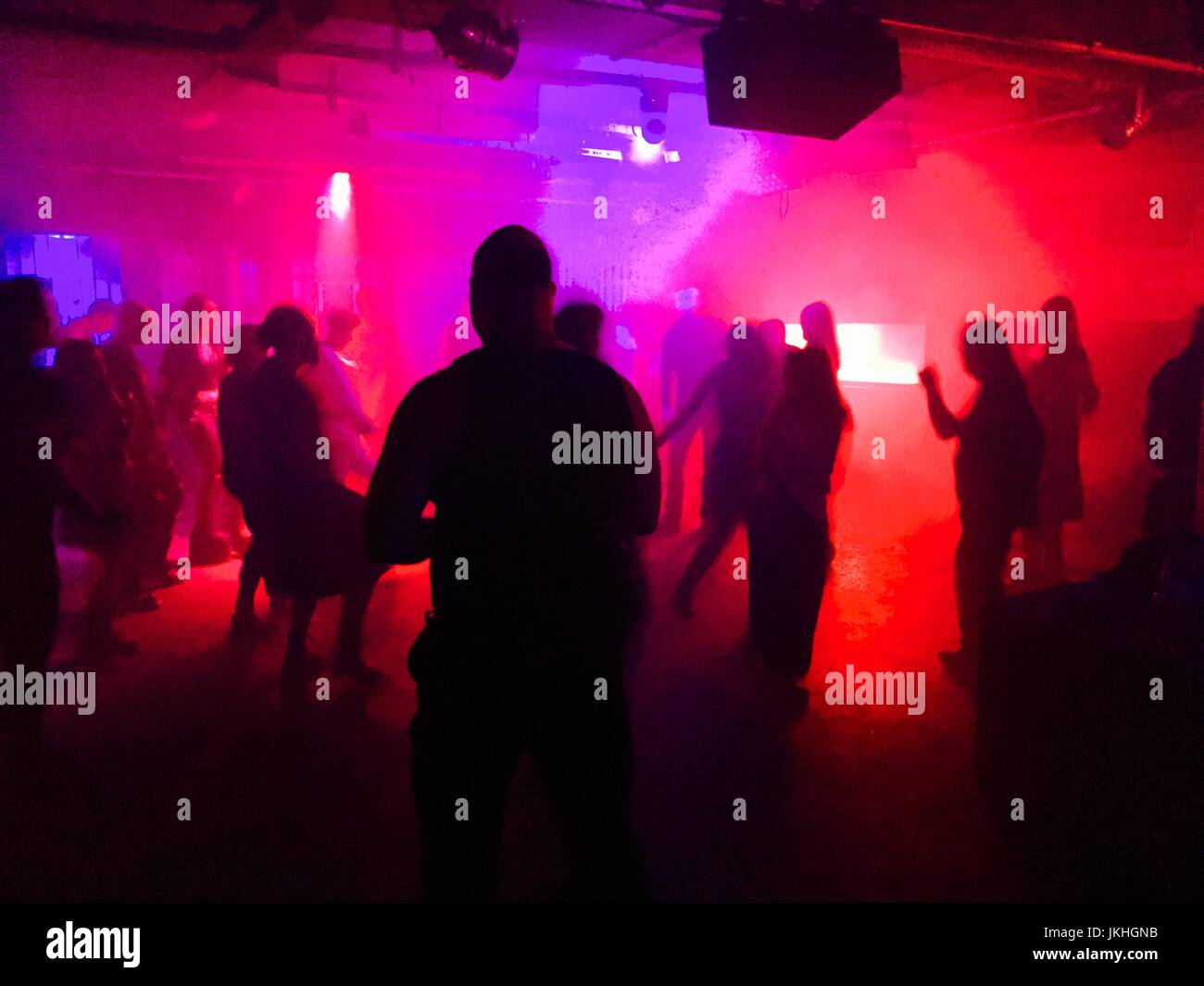 Junge Leute tanzen im club Stockfoto
