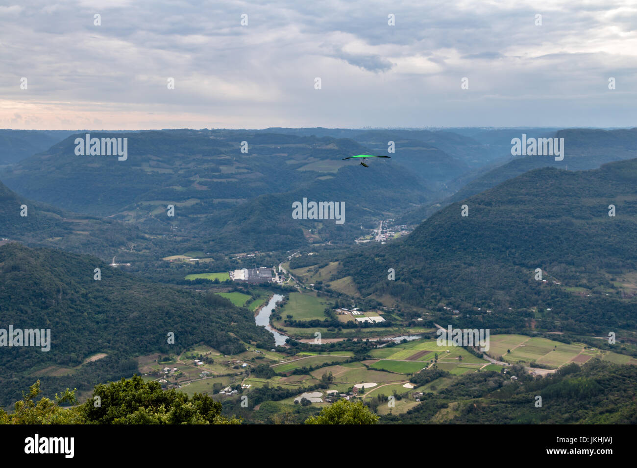 Drachenfliegen am Ninho Das Aguias (Adlerhorst) - Nova Petropolis, Rio Grande do Sul, Brasilien Stockfoto