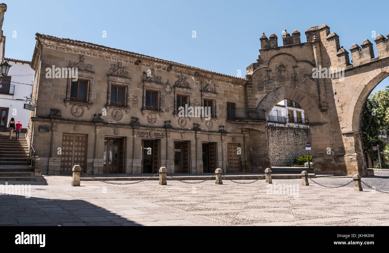 Tür von Jaen und Bogen von der Villalar, er erinnert an den Sieg in der Schlacht Villalar, mittelalterliche Stadtmauer wurde ein Baeza, Andalusien, Spanien Stockfoto