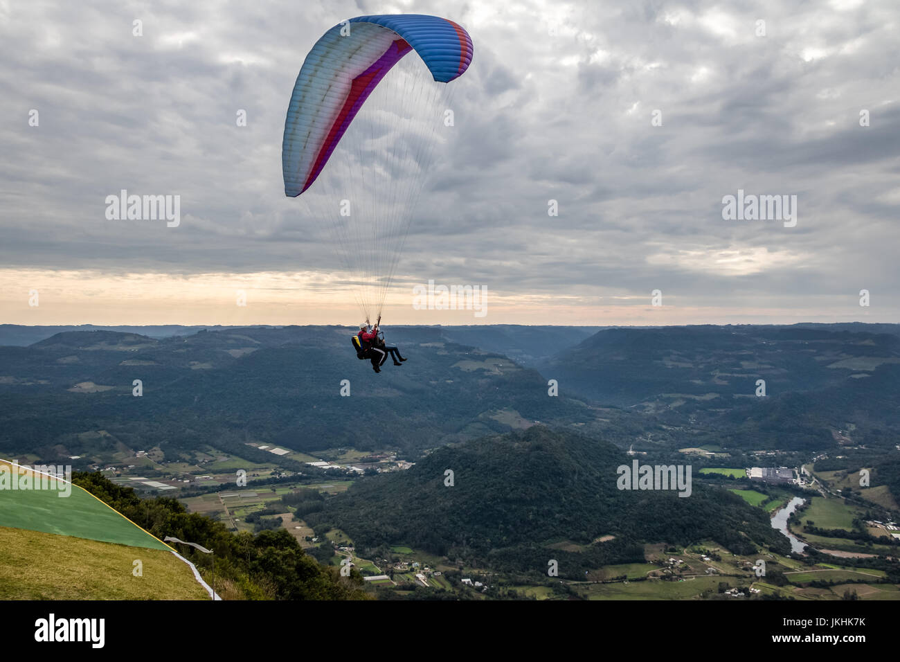 Paragliding bei Ninho Das Aguias (Adlerhorst) - Nova Petropolis, Rio Grande do Sul, Brasilien Stockfoto