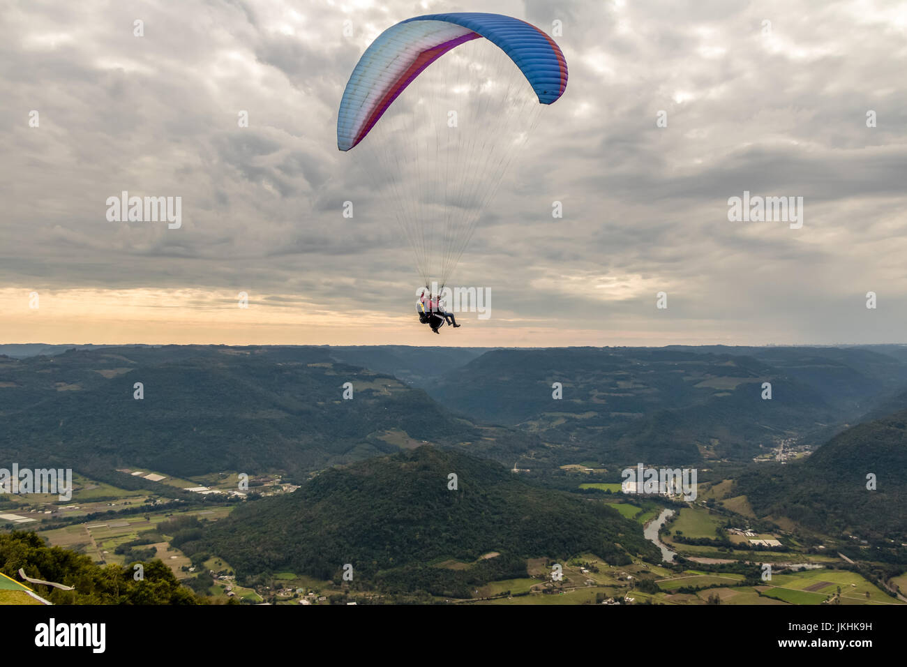 Paragliding bei Ninho Das Aguias (Adlerhorst) - Nova Petropolis, Rio Grande do Sul, Brasilien Stockfoto