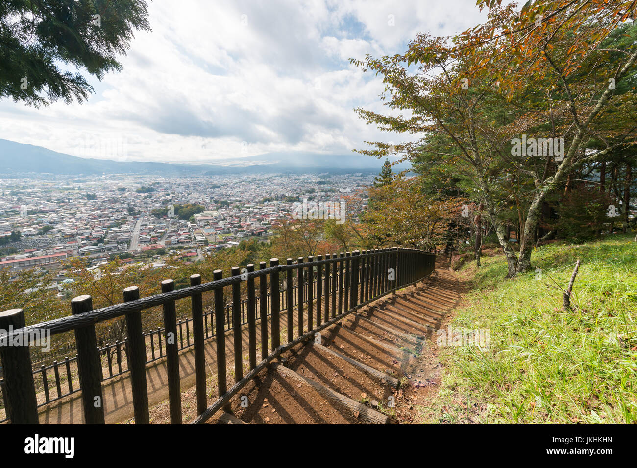 Schritt Weg zum Sightseeing Stadtbild der Shimoyoshida Stadt mit Berg Fuji im Herbst in japan Stockfoto