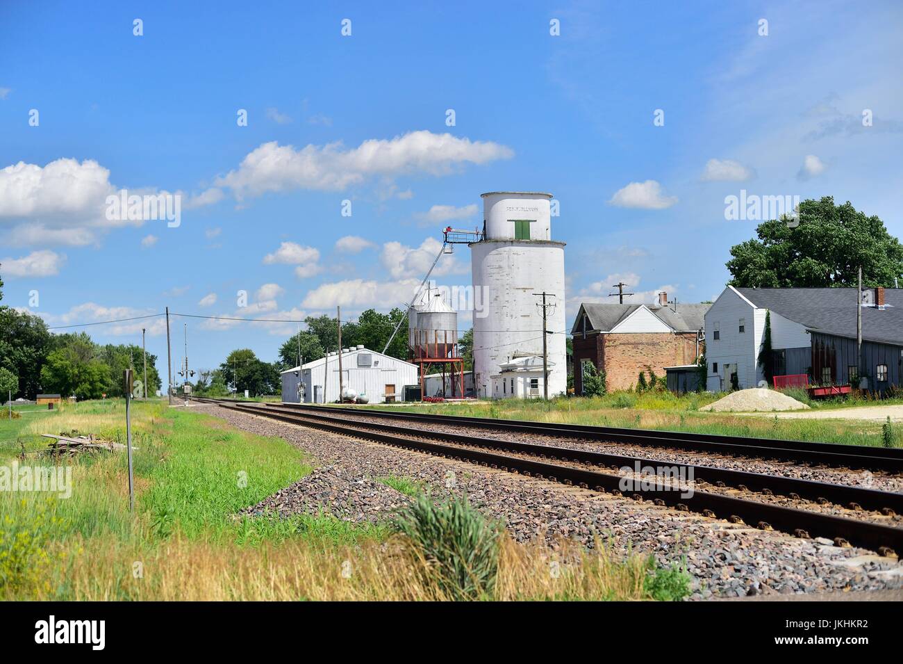 Malta, Illinois, USA. Eine ehrwürdige und markante Korn/Lagerung der Ernte Aufzug entlang der Eisenbahngleise. Stockfoto