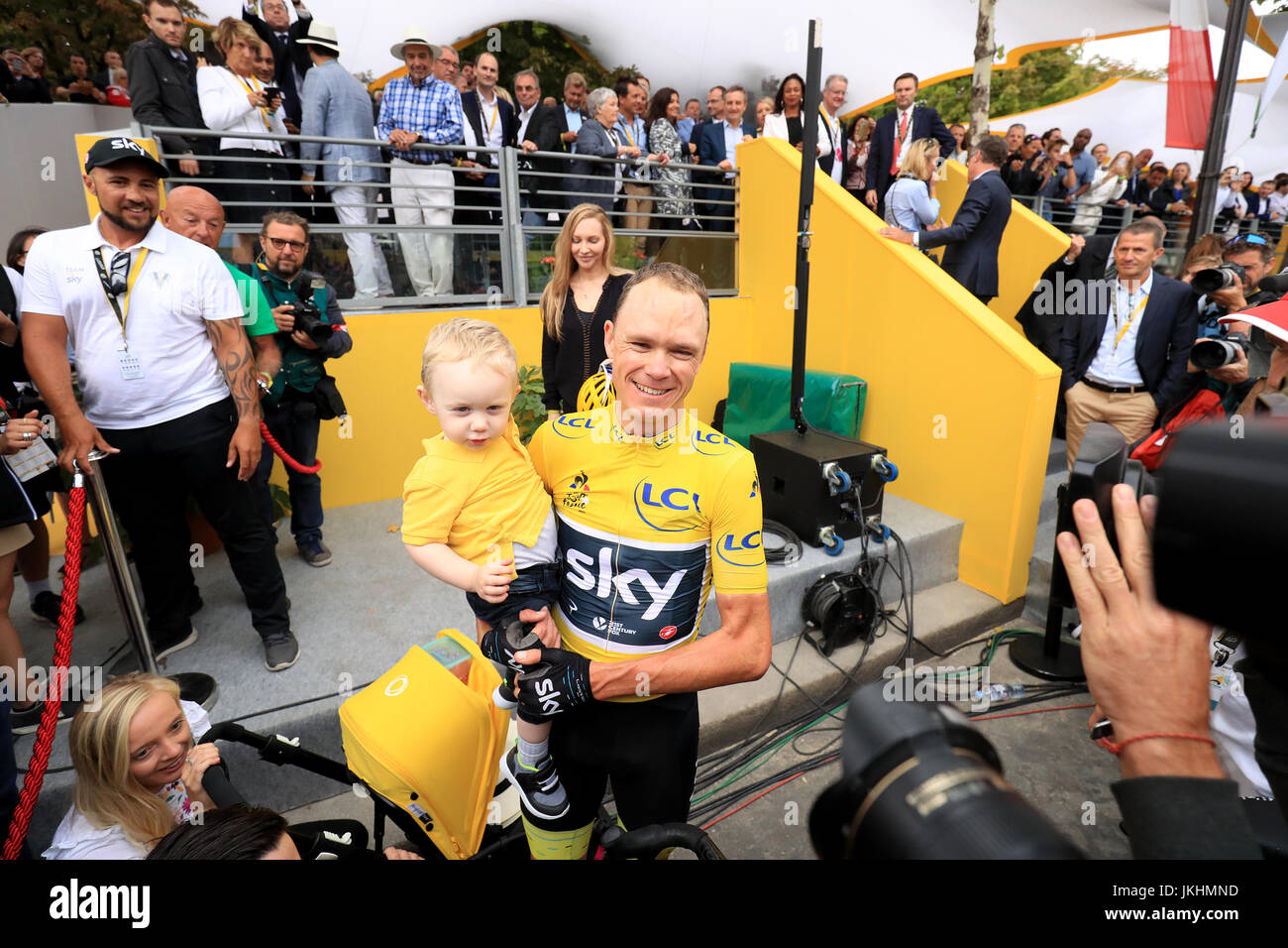 Team Sky Chris Froome feiert den Sieg mit seinem Sohn Kellan nach 21 Etappe der Tour de France in Paris, Frankreich. Stockfoto