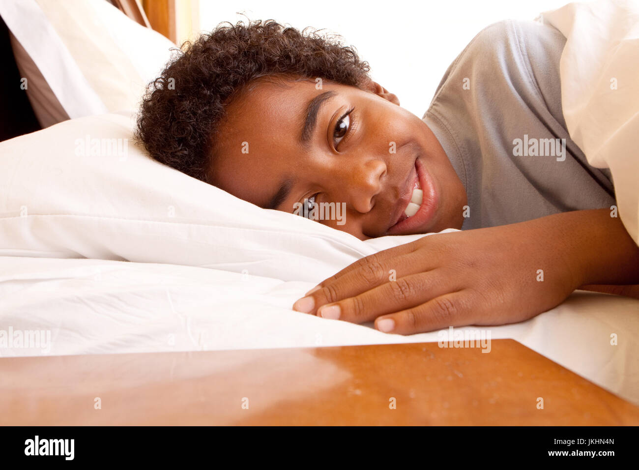 Afrikanische amerikanische Jungen in seinem Bett schlafen. Stockfoto