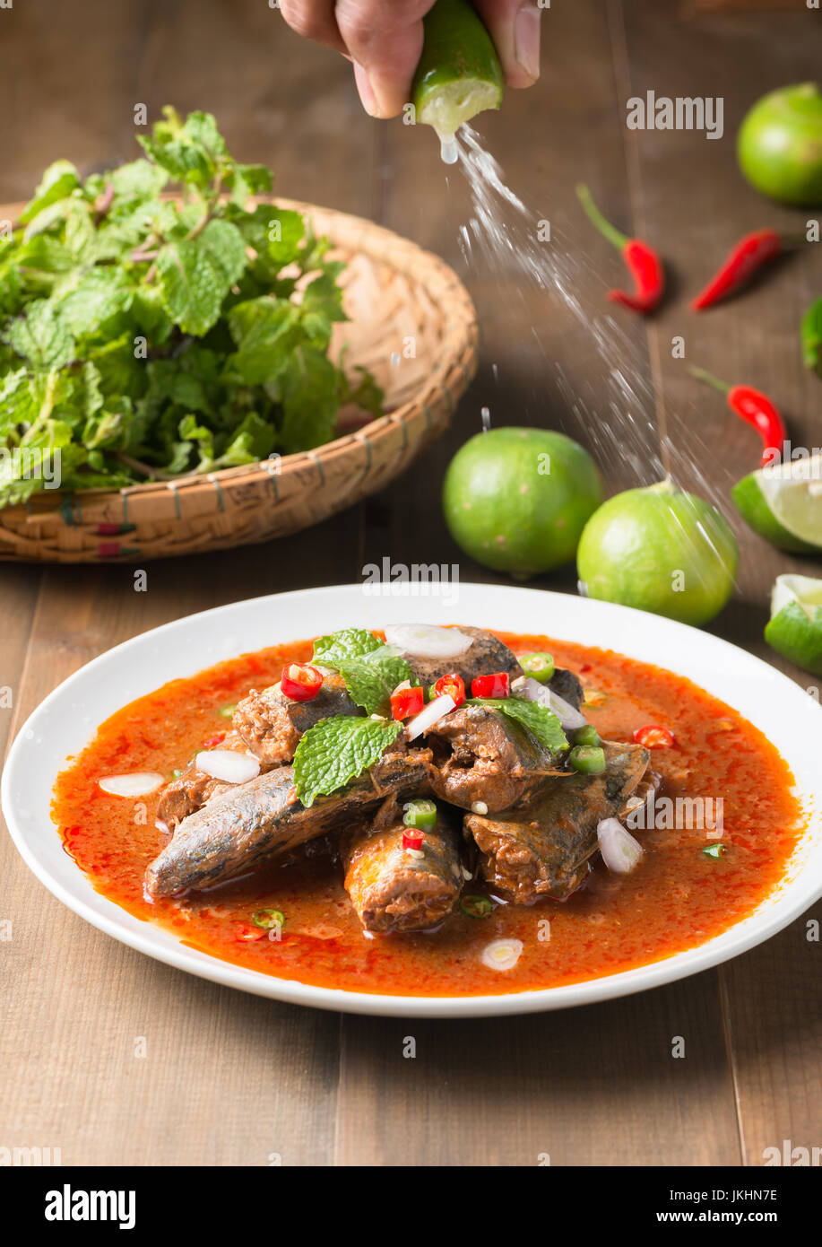Würzige Dosen Sardinen Salat mit Hand quetschen Zitrone, Thai-Fast-Food ...