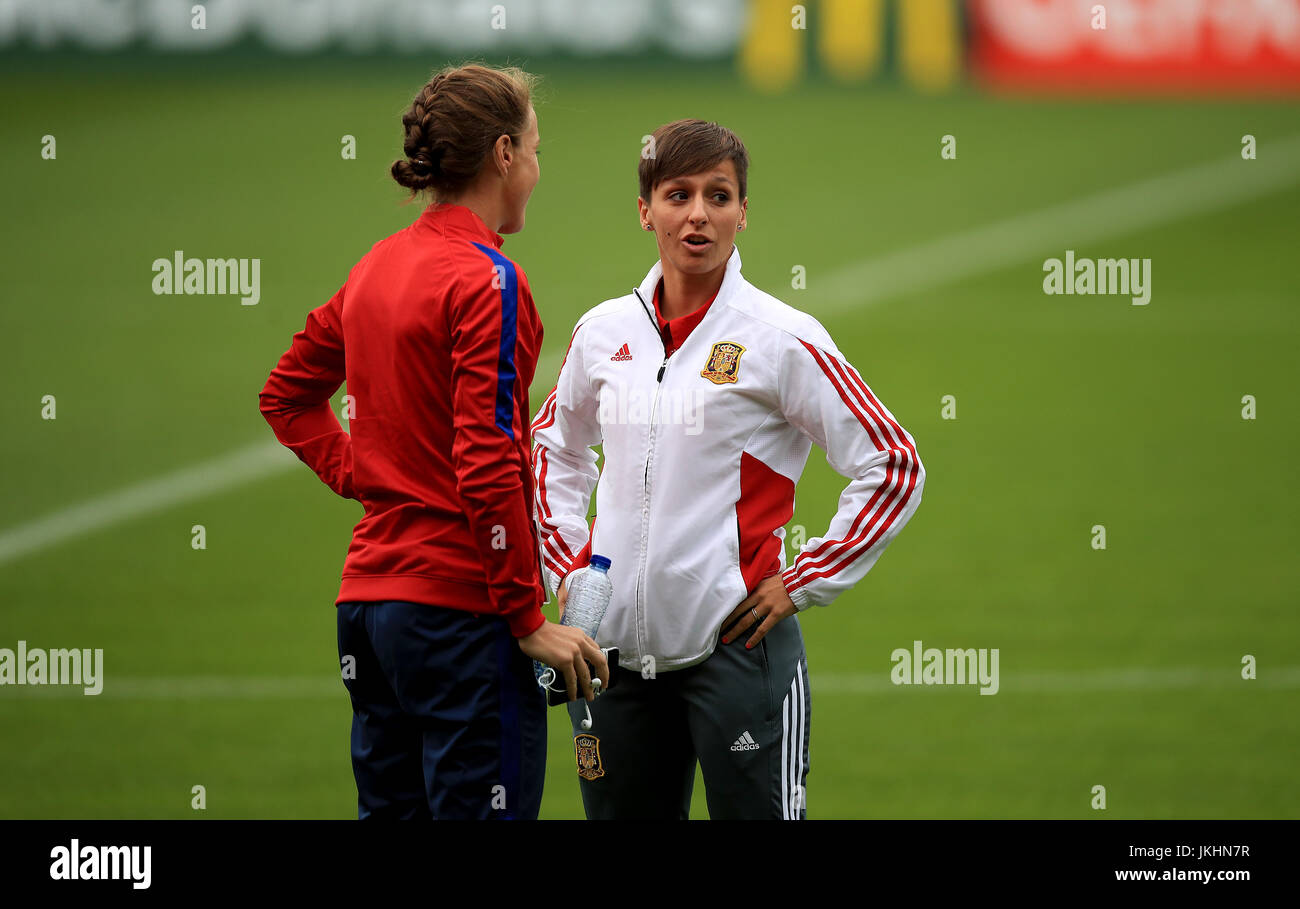 Spaniens Marta Corredera (rechts) und Englands Karen Carney (links) vor dem Spiel der Gruppe D der UEFA Women's Euro 2017 im Rat Verlegh Stadion, Breda. Stockfoto