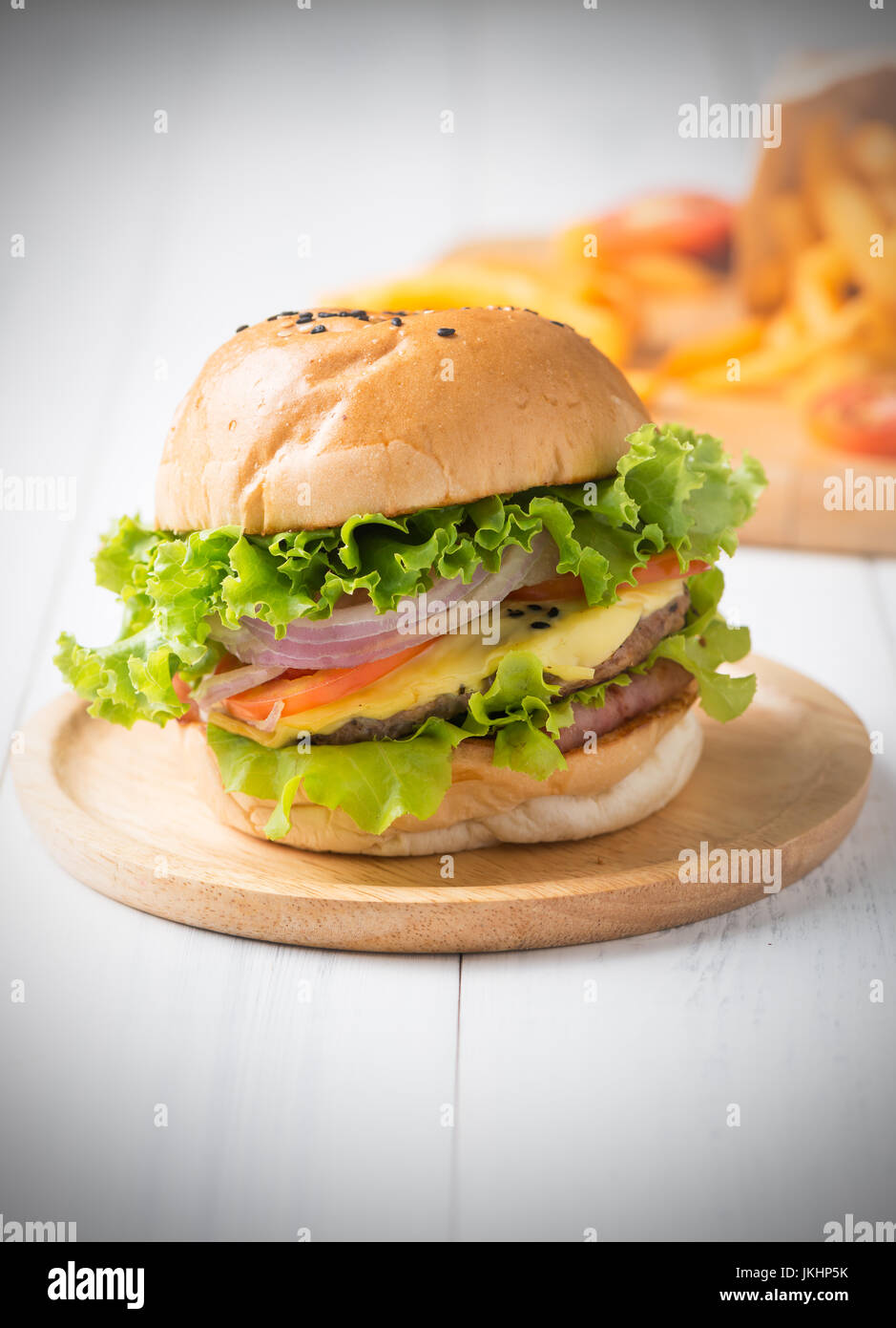 Hausgemachte Hamburger in Holzplatte auf weißem Hintergrund aus Holz ...