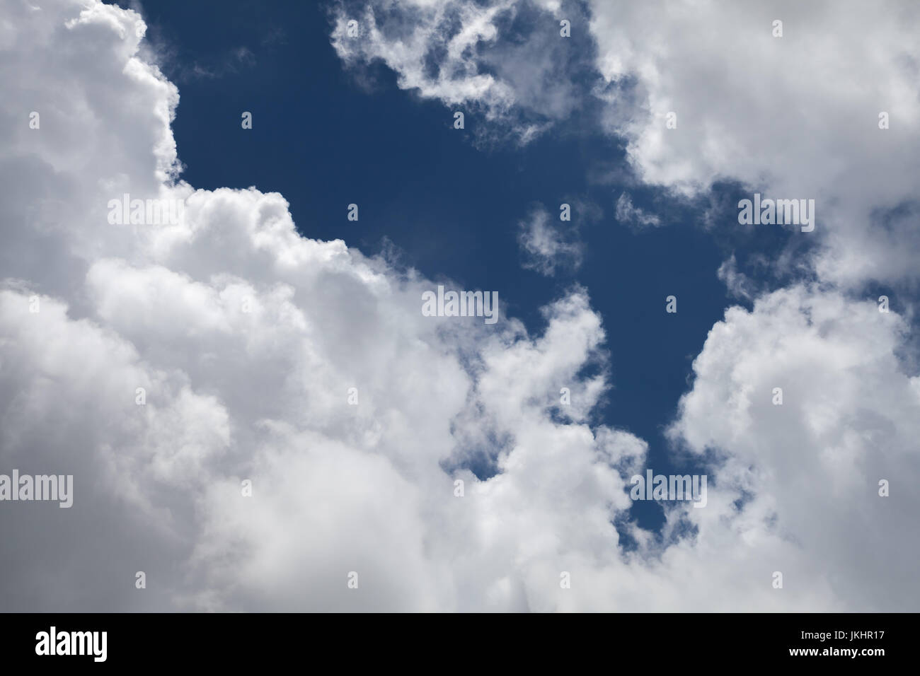 Cumulus-Wolken in dunkelblauen stürmischen Himmel, natürliche Fotohintergrund Stockfoto