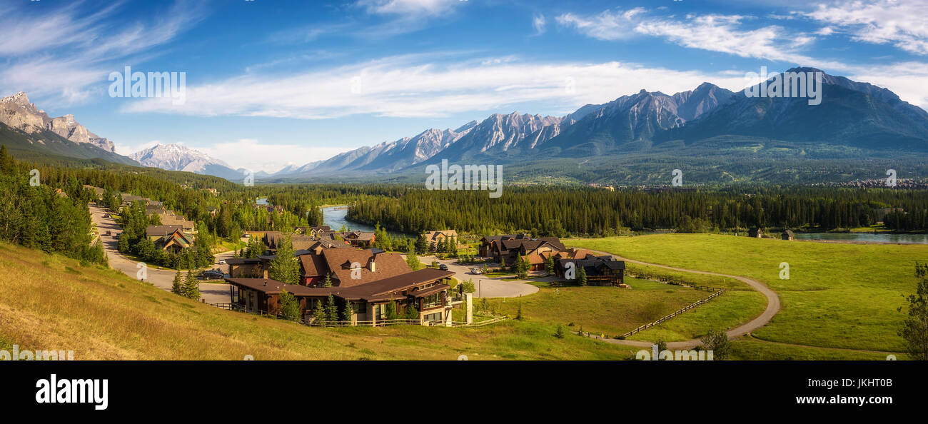 Canmore in den Rocky Mountains mit Berggipfeln im Hintergrund. Stockfoto