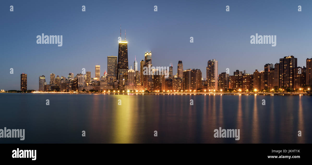 Chicago Skyline Panorama über Lake Michigan in der Nacht von North Avenue Beach gesehen. Langzeitbelichtung. Stockfoto
