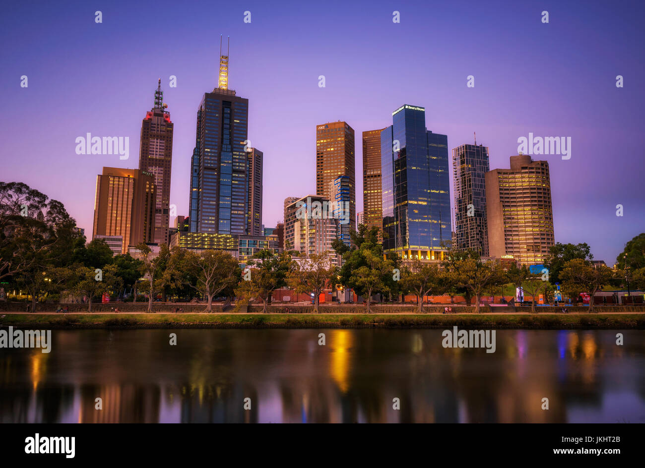 Sonnenuntergang über Wolkenkratzer der Innenstadt von Melbourne und Yarra River. Stockfoto